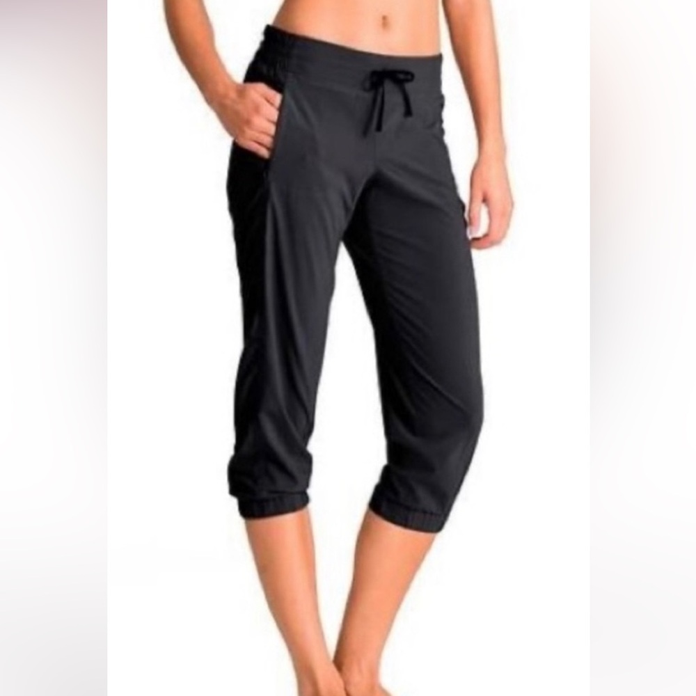 Athleta | Capri Crop Light Weight
Women
Black Pants
Size  2
